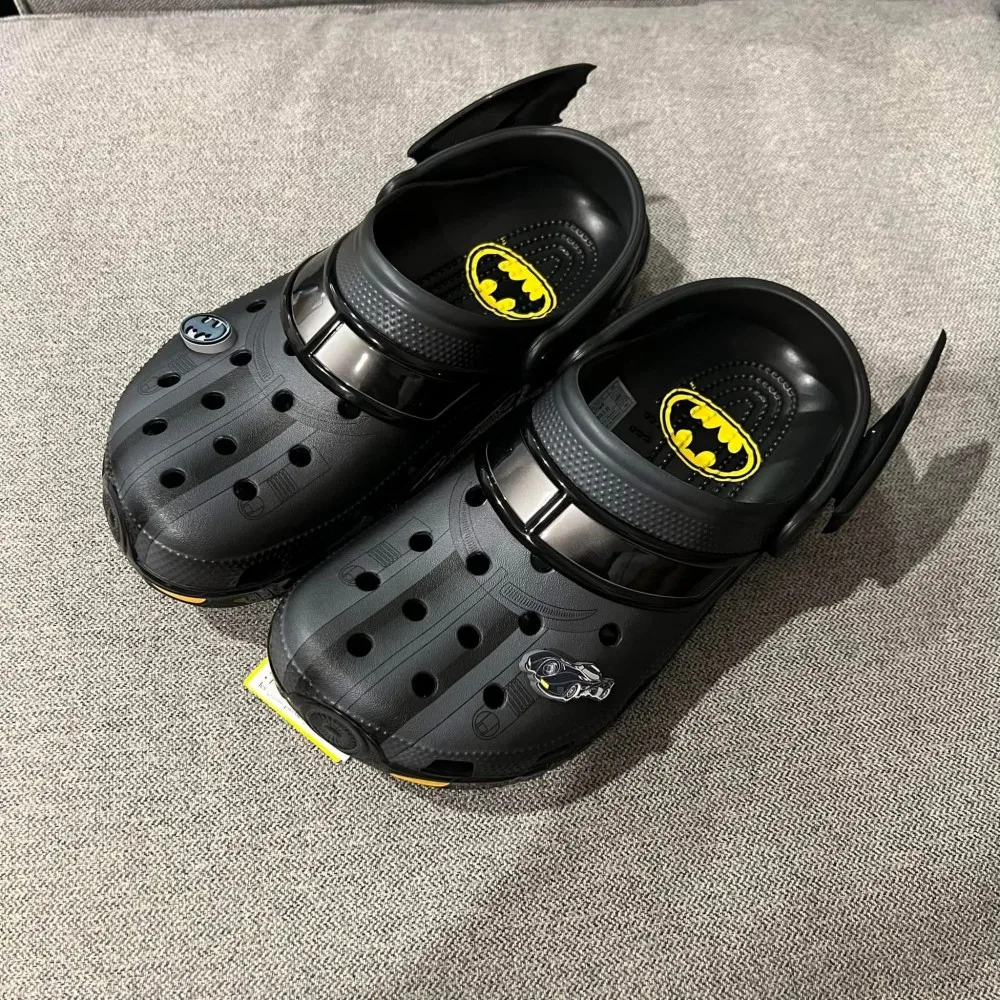 🦇 𝘽𝘼𝙏𝙈𝘼𝙉 | Sandalias para Hombre y Pareja 🖤 | Chanclas Casual con Tira en el Tobillo, Calzado de Playa con Orificios